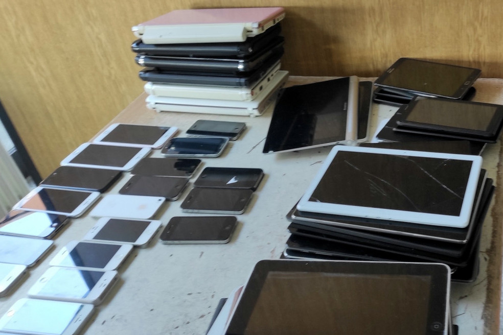 Velika akcija carinika na Gradini: Tri kofera puna računara i mobilnih telefona! (FOTO)