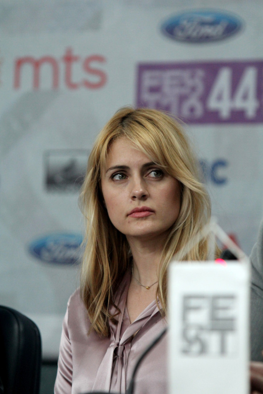 Nikada nećete pogoditi! Ova preslatka devojčica je danas naša poznata glumica: Odrasla je u Alžiru, školovala se u Parizu i vratila u Srbiju