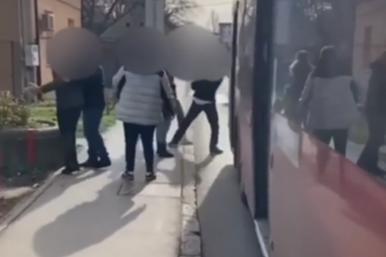 Brutalna makljaža ispred gradskog autobusa: Mladići se pesničili, niko nije mogao da ih razdvoji! (VIDEO)