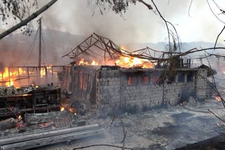Veliki požar u Užicu! Vatrogasci još uvek gase vatru koja je izbila u barakama pogona za nameštaj (FOTO/VIDEO)