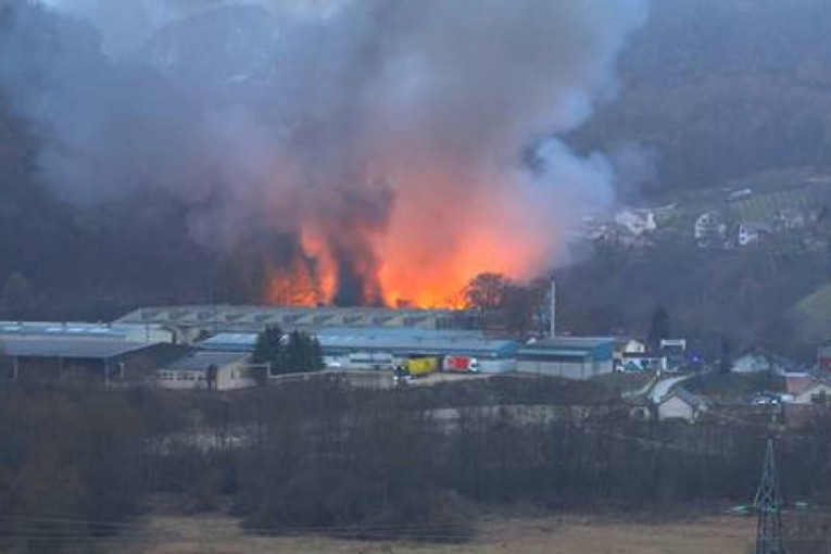 Ugašen požar u Užicu: Vatrogasci dežuraju, još uvek se ne zna šta je izazvalo vatru!