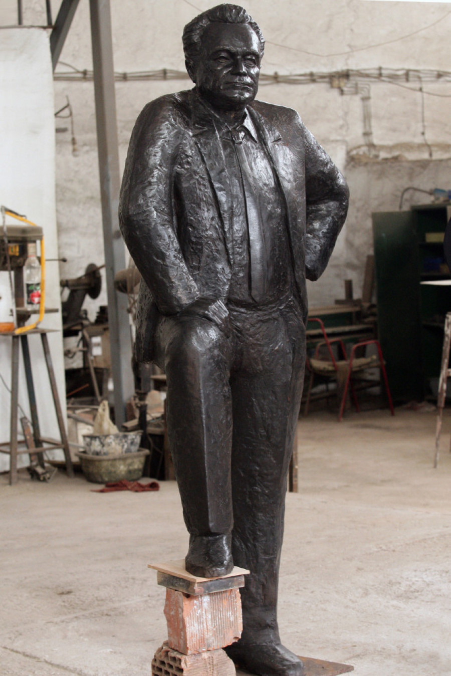 Spomenik legendarnom gradonačelniku napokon je završen: Poznato kada će i gde biti postavljen! (FOTO)