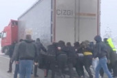 Srbi guraju bugarski šleper na putu kod Mokre Gore: Desetak vozača udruženim snagama pomogli Bugarinu da se vrati na kolosek! (FOTO)