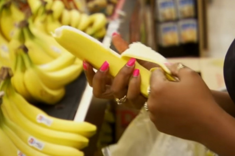Najveća škrtica na svetu: Nosi sijalicu po kući,  ljušti banane u radnji pre merenja - al' da čujete kako kuva (VIDEO/ANKETA)