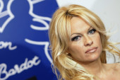 Omraženi trend iz 90-ih ponovno na sceni: Pamela Anderson još uvek veliki fan, a vi?
