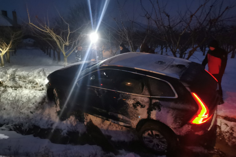 Vozač džipa sleteo u kanal: Saobraćajna nezgoda kod Topole, sneg pada satima i pravi kolaps (FOTO)