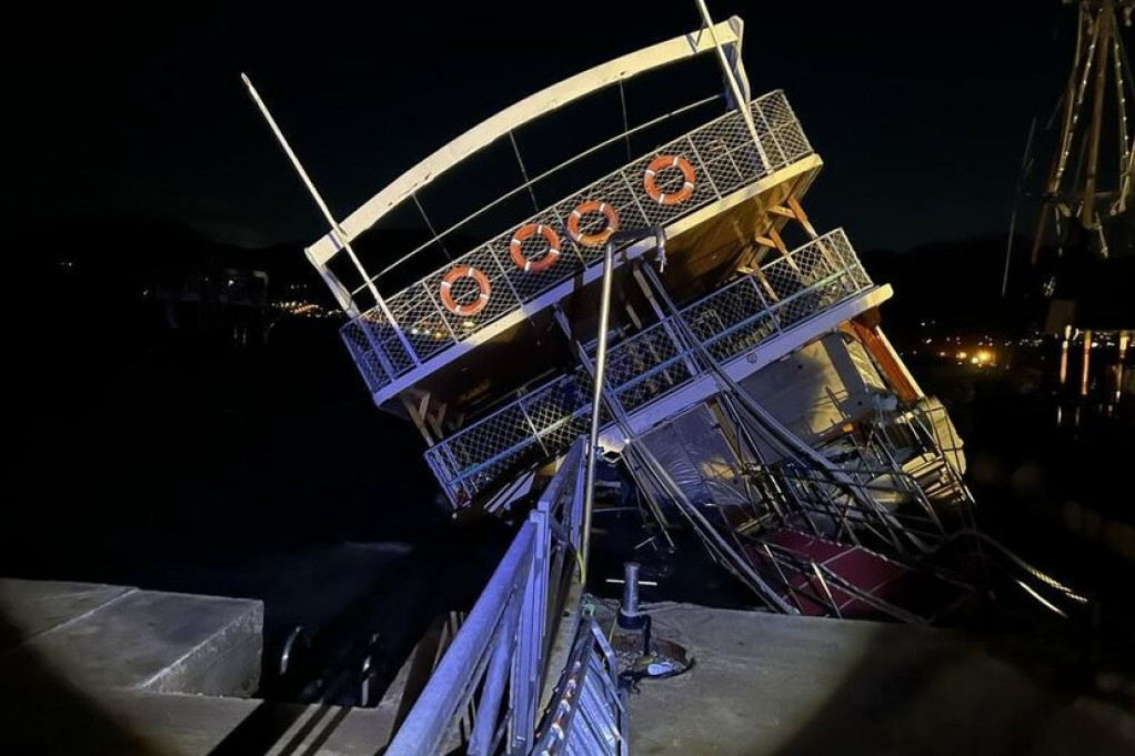 Tone turistički brod kod Tivta: Strahuje se od izlivanja nafte!