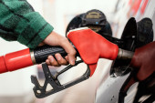 Vlada Srbije produžila uredbu o ograničenju cene goriva do kraja novembra