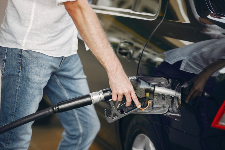 Pre točenja goriva obavezno dotaknite automobil - to vam može spasiti život!