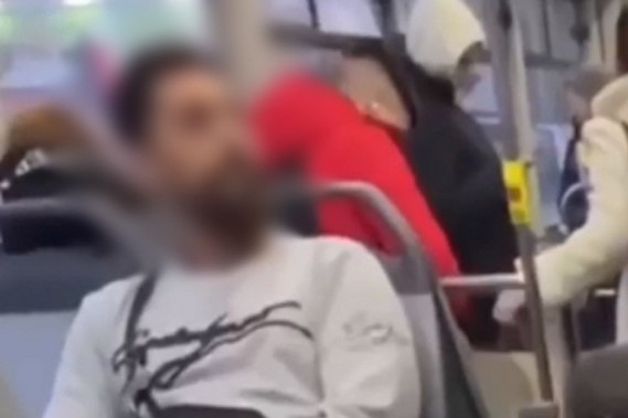 Jeziva scena iz gradskog prevoza: Manijak se samozadovoljava pred decom - odranije poznat po seksualnom uznemiravanju! (VIDEO)