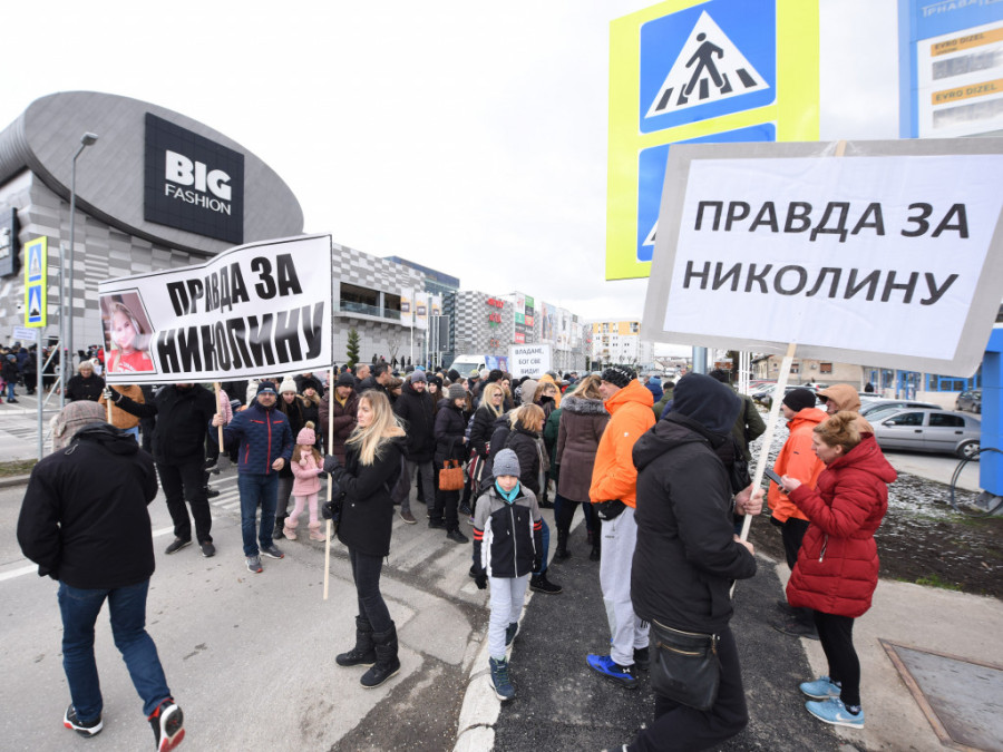 Skup građana "Pravda za Nikolinu" održan u Kragujevcu: Vozač usmrtio devojčicu (13) na pešačkom prelazu - i dalje je na slobodi