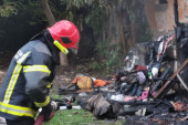 Veliki požar izbio u drvenoj vikendici u blizini Ljubovije: Dva vatrogasna vozila cisterne upućena na teren!