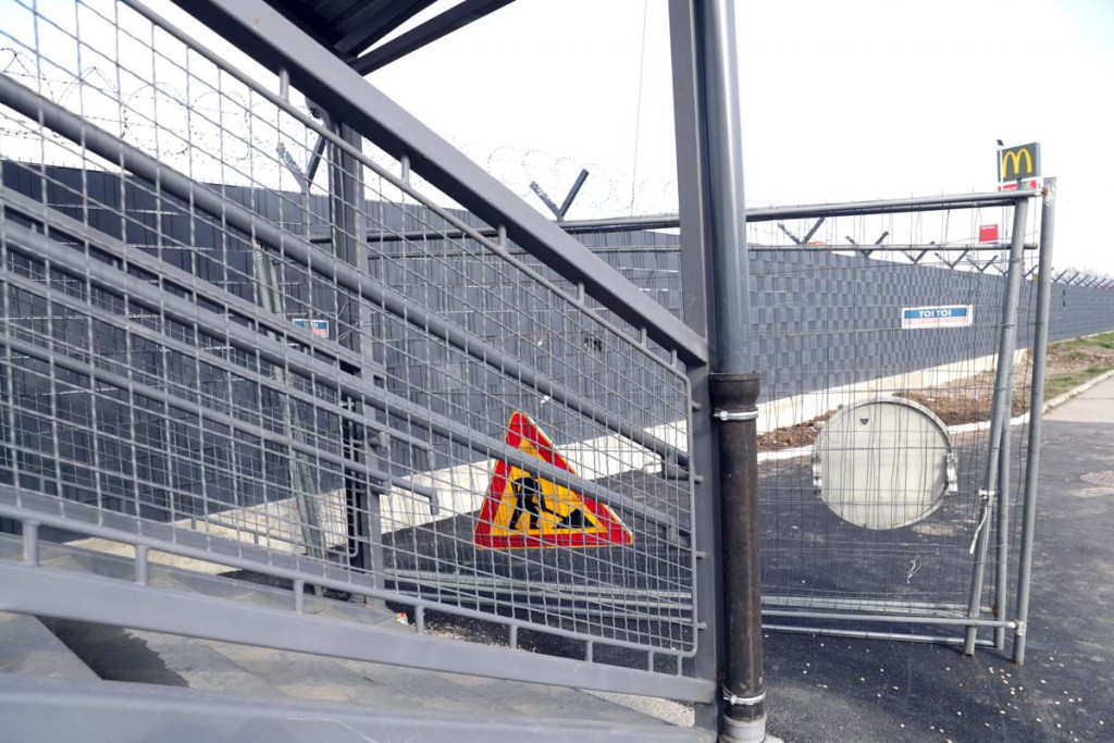 Pasarela izgrađena pre dva meseca, a pešaci i dalje ne mogu preko nje: Kada će Čukaričani moći da koriste novi pešački most?