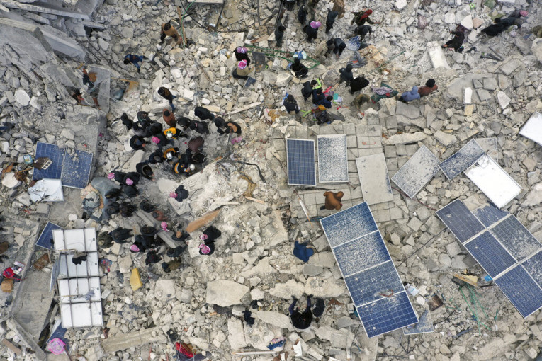 Stravično i u Siriji posle potresa: Deca zapomažu, građani golim rukama pretražuju ruševine! Stradalo najmanje 590 ljudi (VIDEO)