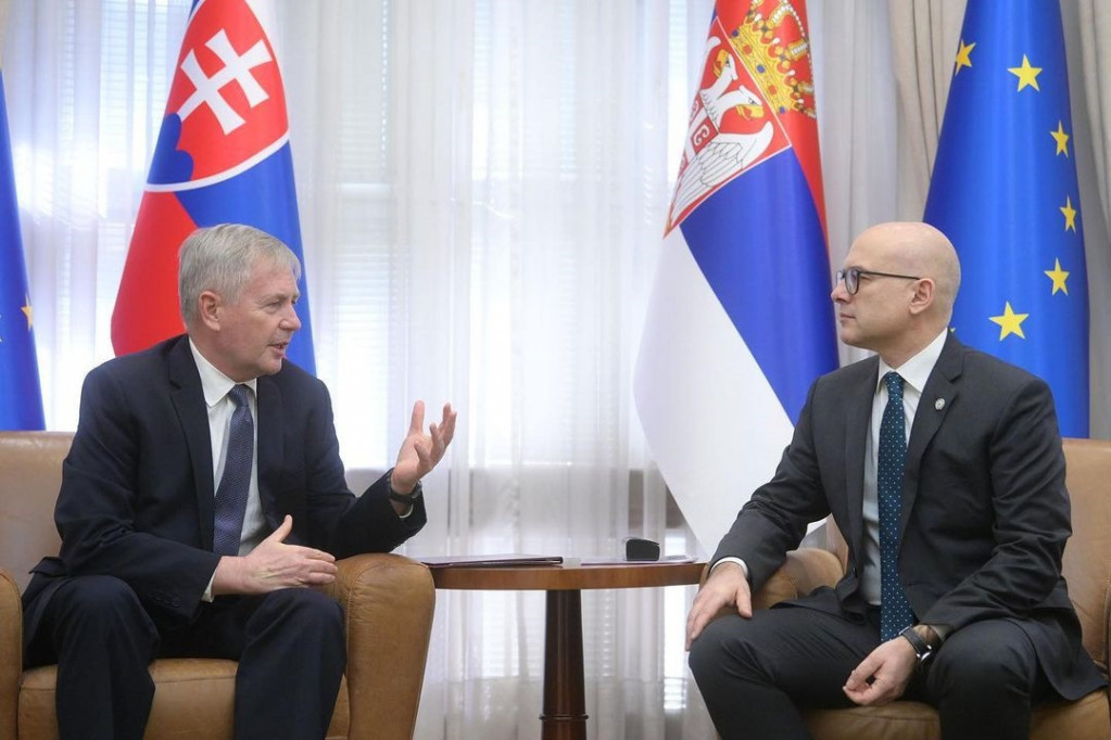 Zahvalnost za poštovanje teritorijalnog integriteta i suvereniteta Srbije: Ministar Vučević sa ambasadorima Slovačke i Grčke