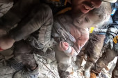 Najpotresnije scene iz Turske! Beba ostala bez šaka, otac grli mrtvo dete, spasilac u panici govori: Ne spavaj! (UZNEMIRUJUĆI SNIMCI)