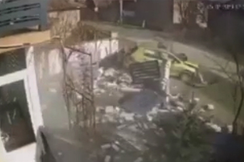 Jeziv snimak nezgode u Bačkom Petrovcu: Muškarac u pijanom stanju "uleteo" u dvorište i pokosio ogradu, pa pobegao peške (VIDEO)