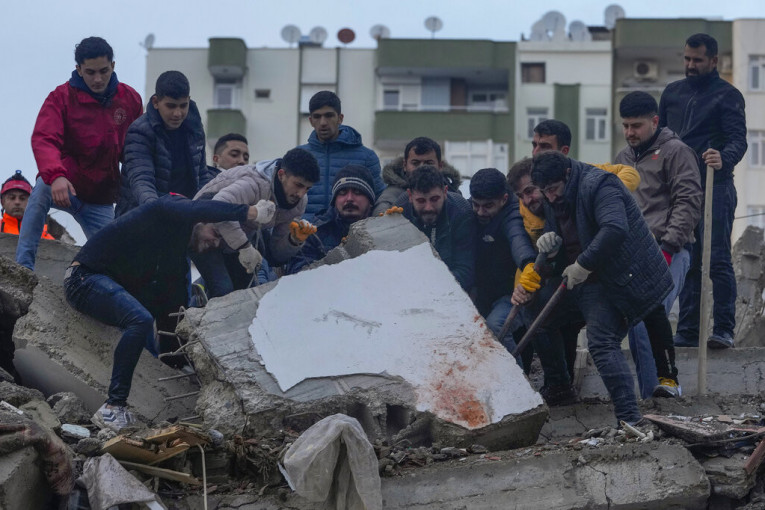 Crni bilans posle zemljotresa u Turskoj i Siriji: Više od 5.200 mrtvih, srušene hiljade zgrada