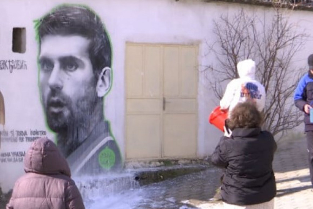 Deca, nastavnici i žitelji Orahovca čiste prekrečeni mural sa likom Đokovića (FOTO/VIDEO)