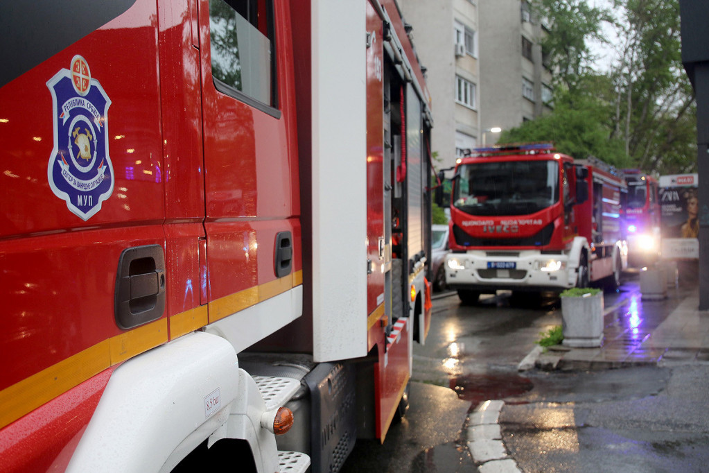 Gori garaža kod zgrade "Geneksa": Vatrogasci na licu mesta! (FOTO)