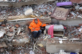 Otac drži ruku mrtve ćerke i sedi na ruševinama: Jedna od najtragičnijih slika posle zemljotresa u Turskoj (FOTO)