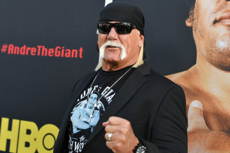 Hulk Hogan uslikan sa štapom: Rvaču presečeni živci, ne oseća noge nakon operacije! (FOTO)