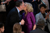 Prva dama Amerike poljubila u usta muža potpredsednice? Svi bruje u neprikladnom pozdravu Džil Bajden (VIDEO)