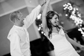 Preko 5.000 osoba potvrdilo: Pesma koju izaberete za prvi ples određuje sudbinu vašeg braka - ova se pokazala kao najbolja