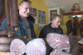 Ako se vratimo bez toga, kao da na Zlatiboru nismo ni bili: Umesto magneta turisti kućama nose pune kese pršuta i kajmaka (FOTO)