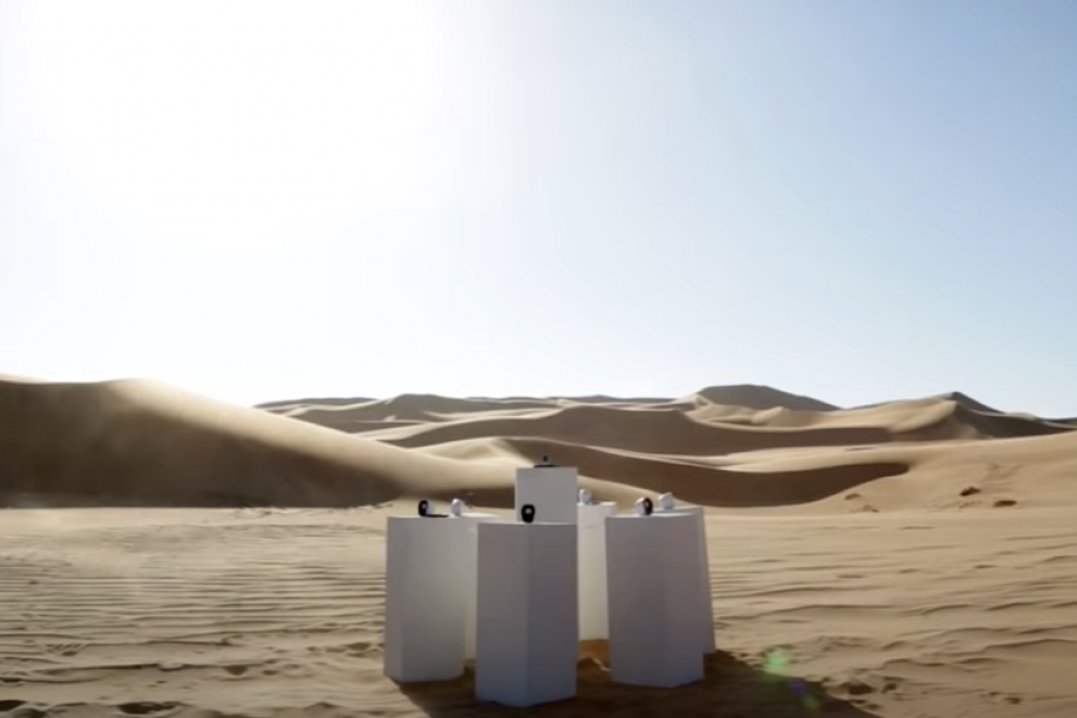 Neverovatan prizor: Čuvena pesma iz 80-ih svira bez prestanka usred pustinje (FOTO/VIDEO)