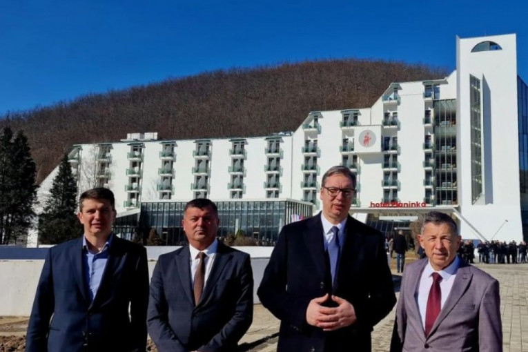 Predsednik Vučić na otvaranju hotela u Kuršumlijskoj banji: "Nastavićemo da pomažemo oživljavanje turizma i zapošljavanje ljudi" (FOTO)