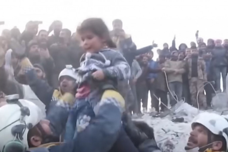 Sirijci izvukli porodicu iz ruševina posle 2 dana, pa počeli da se vesele na sav glas: Ova sreća ne može da se opiše (VIDEO)