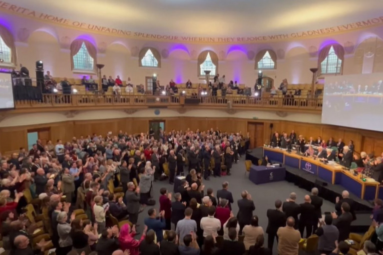 Gej parovi će prvi put moći da dobiju blagoslov: Engleska crkva donela istorijsku odluku (VIDEO)