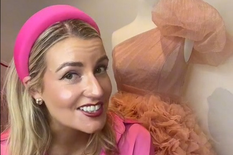 Dala 4.000 evra za ružičastu haljinu za venčanje, pa je zatrpali zlobnim komentarima: Ovako im se osvetila (VIDEO)