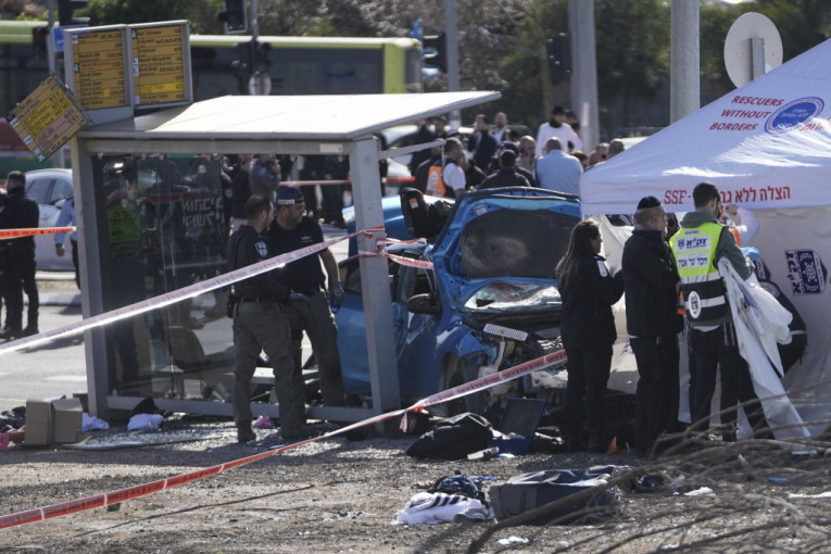 Napad u Jerusalimu: Dvoje stradalo kada se automobil zakucao u autobusku stanicu! (VIDEO/FOTO)