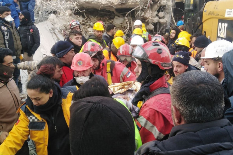 Bravo momci! Devojku (17) nakon 108 sati spasioci iz Srbije izvukli ispod urušene zgrade u Turskoj (FOTO)