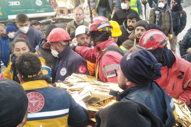 Čuda se u Turskoj i dalje dešavaju! Žena izvučena iz ruševina posle 206 sati bez hrane i vode (VIDEO)