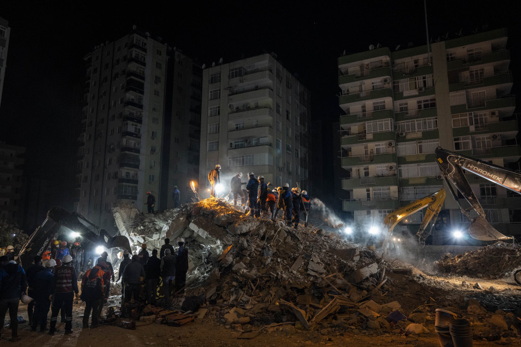 Kapiten turske reprezentacije zatrpan u ruševinama sa trudnom ženom i sinom! Čuje se zapomaganje ljudi! (VIDEO)