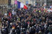 Štrajk radnika u nuklearnim elektranama u Francuskoj: Makron obećao da će sprovesti penzionu reformu uprkos protivljenjima!