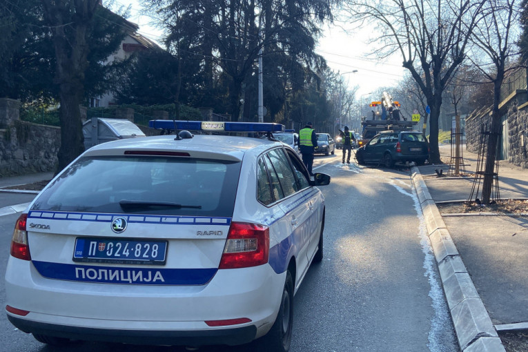 Auto udario dete u Sremčici, vozač pobegao s lica mesta! Mališan hitno prebačen u Tiršovu