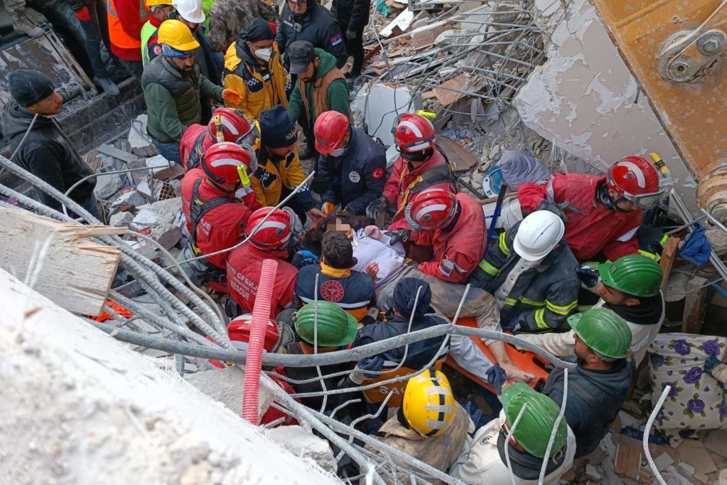 I dalje ima nade, čudo neviđeno! Majka i dvoje dece izvučeni iz ruševina posle 228 sati od zemljotresa, glasovi preživelih se još čuju