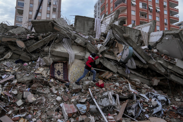 Spasene tri osobe nakon potresa u Turskoj: Spasioci tragaju za zatrpanima ispod ruševina!