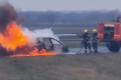 Buktinja na auto-putu: Zapalio se automobil u pokretu kod isključenja za Inđiju (VIDEO)