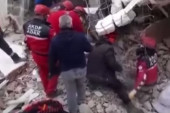 Spasilac pokušavao da dopre do preživelih, pa se na njega obrušile ruševine (VIDEO)