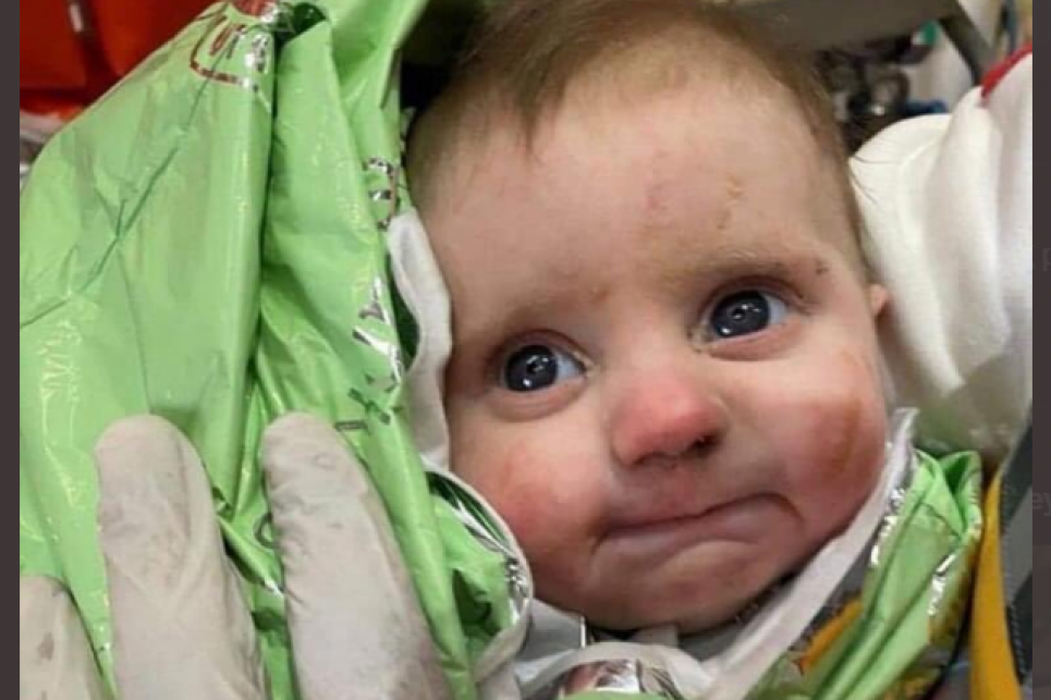 Video koji će vas rastužiti! Bolničar izvukao bebu iz ruševina posle 107 sati, ona počela da sisa njegov prst (VIDEO)