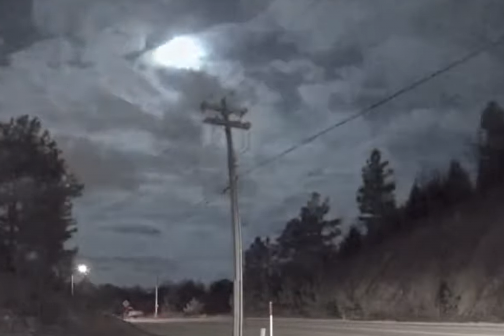 Čudne prilike na nebu iznad SAD: Snimljen meteor koji je obasjao nebo zelenom svetlošću (VIDEO)