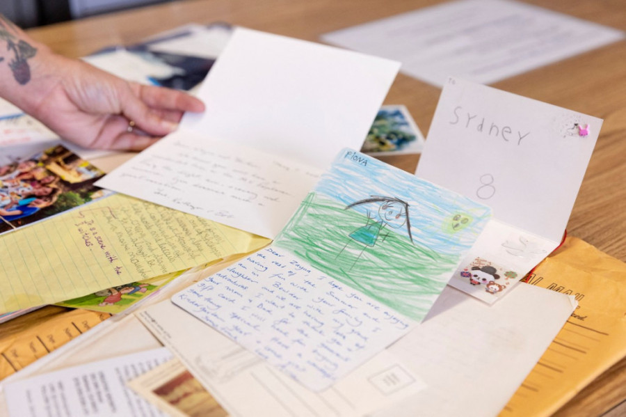 Tajanstvena kolekcija koja ne postoji nigde na svetu: Pogledajte u šta jedna bibliotekarka zabada nos (FOTO)