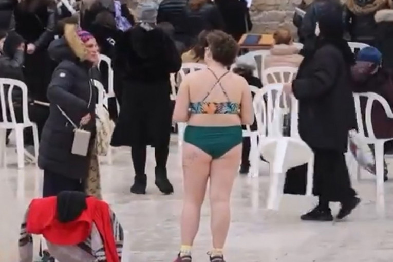 Žena prošetala u kupaćem kostimu ispred Zida plača, pa uhapšena: Iskazala protest zbog spornog zakona (VIDEO)