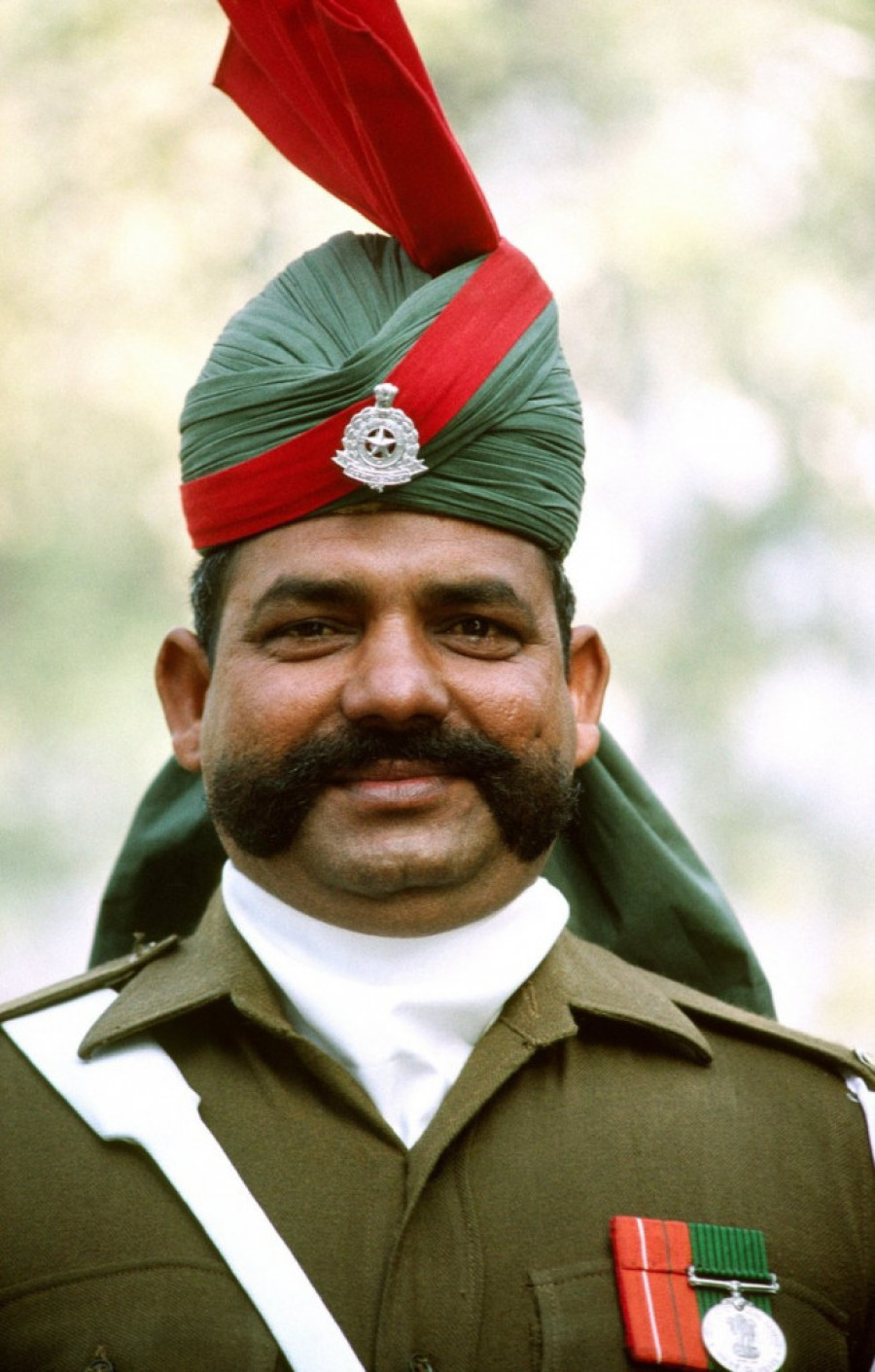 I to je negde zločin! Postoji grad u kome je muškarcima sa brkovima zabranjeno da ljube žene