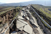 Zemljotres u Turskoj potpuno uništio pojedine puteve: Snimak dronom pokazao katastrofu (VIDEO)